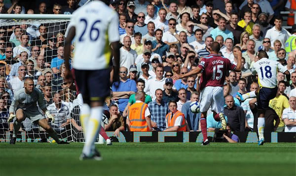 Jermain Defoe scores against West Ham