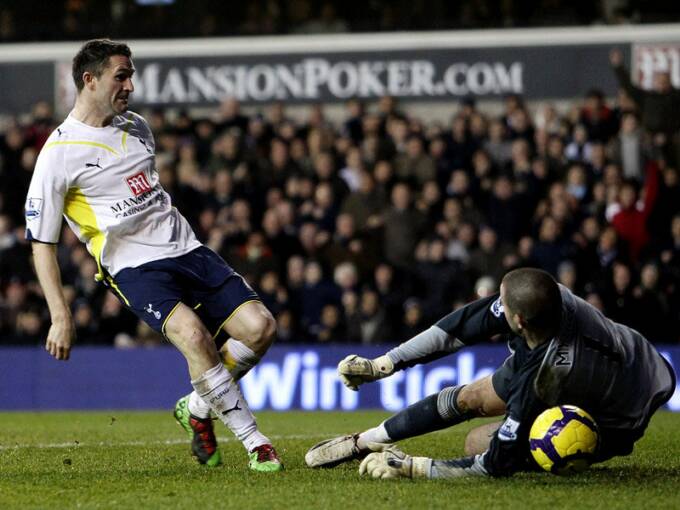 Robbie Keane tries to find a way past Hull City's Boaz Hyhill