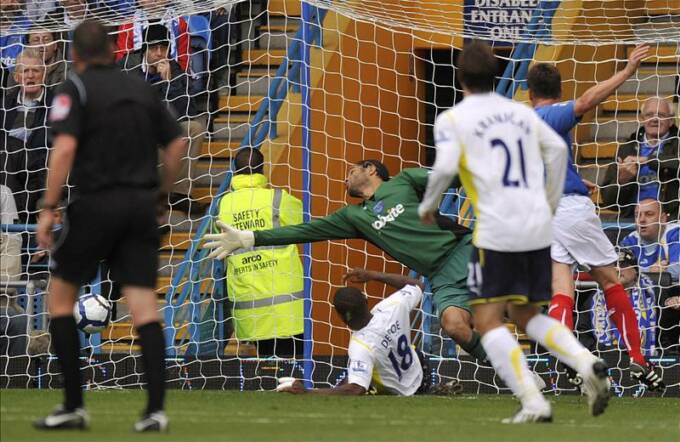 Jermain Defoe scores Spurs' winner at Portsmouth