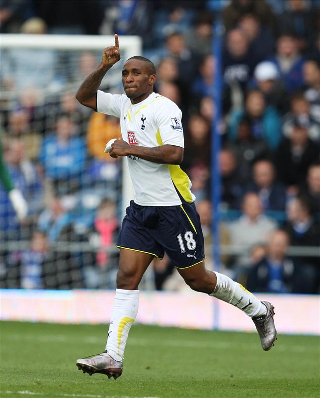 Jermain Defoe celebrayes his winner against Portsmouth