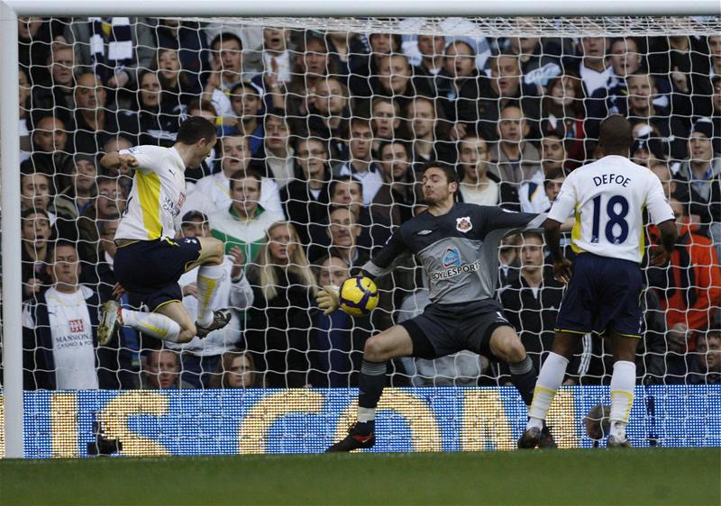 Robbie Keane scores for Spurs against Sunderland