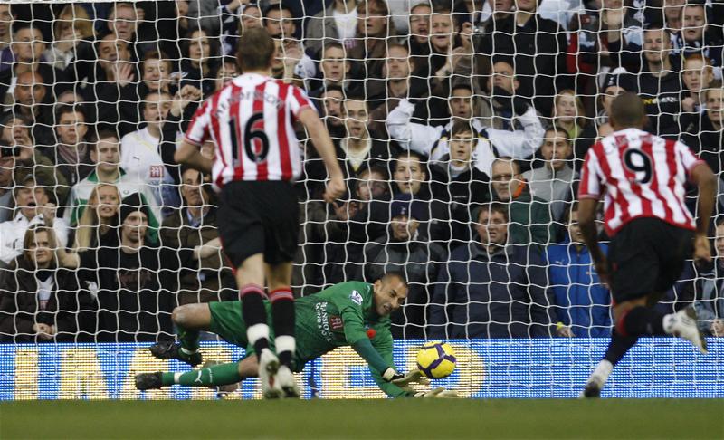 Heurelho Gomes saves Darren Bent's penalty