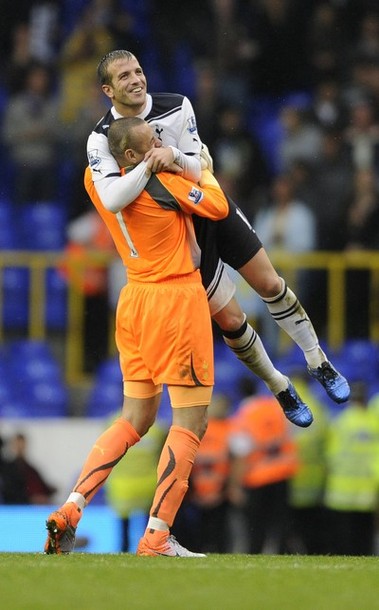 Rafael Van der Vaart with Heurelho Gomes