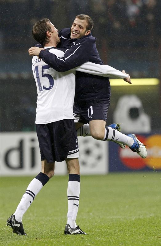 Rafael van der Vaart congratulates Peter Crouch, San Siro, February 2011